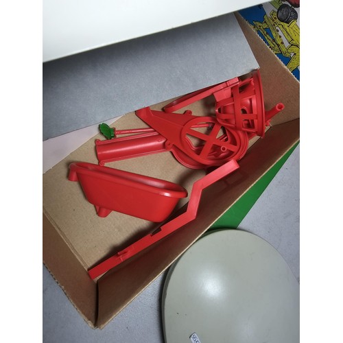 110 - 2x vintage board games to include Mouse Trap by Ideal and a boxed original Cluedo, both are in good ... 