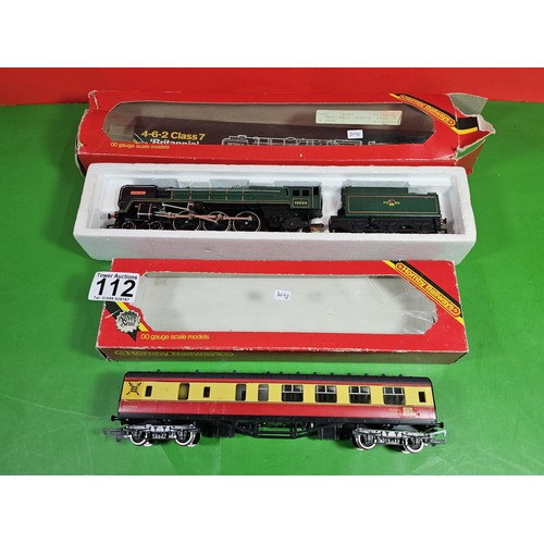 112 - 2x boxed Hornby train and carriage to include a 4-6-2 Class 7 Britannia loco and tender in british r... 