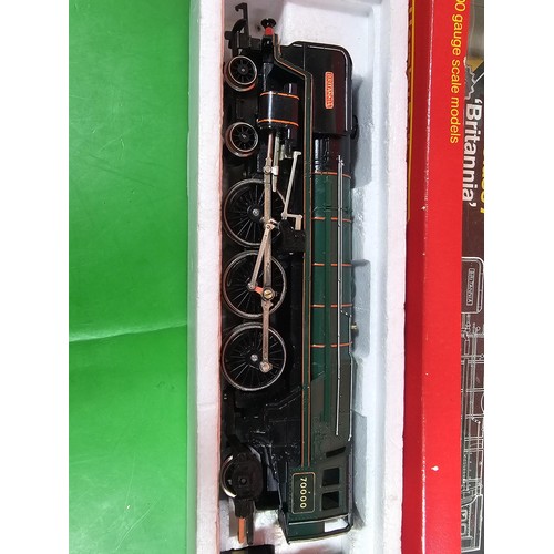 112 - 2x boxed Hornby train and carriage to include a 4-6-2 Class 7 Britannia loco and tender in british r... 
