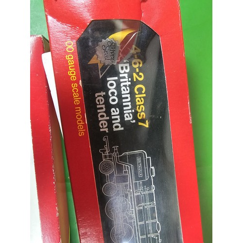 112 - 2x boxed Hornby train and carriage to include a 4-6-2 Class 7 Britannia loco and tender in british r... 