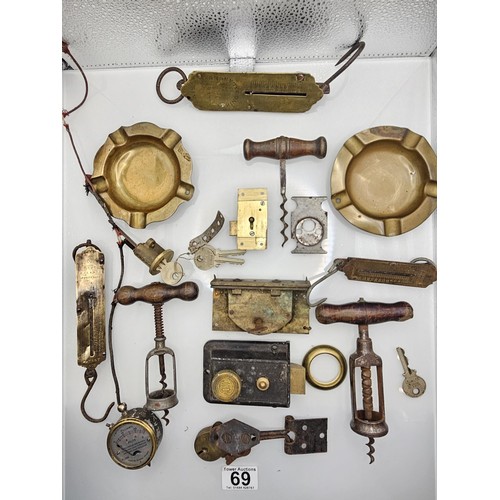 69 - A collection of vintage and antique corkscrews, to include 3x wooden handled corkscrews, two yale lo... 