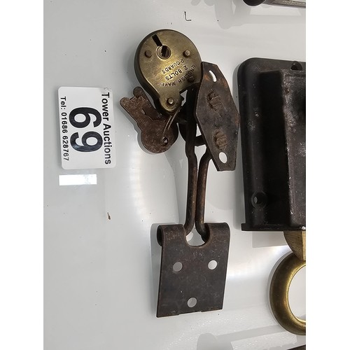 69 - A collection of vintage and antique corkscrews, to include 3x wooden handled corkscrews, two yale lo... 