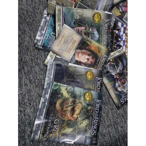 124 - Box containing a collection of 28 chess pieces relating to Lord of the Rings chess collection, simil... 