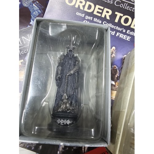 124 - Box containing a collection of 28 chess pieces relating to Lord of the Rings chess collection, simil... 