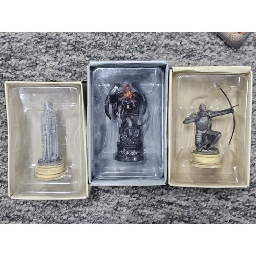 124 - Box containing a collection of 28 chess pieces relating to Lord of the Rings chess collection, simil... 