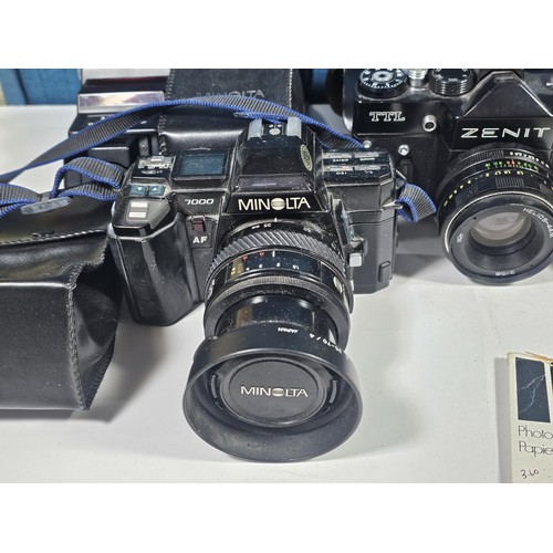 158 - Box of assorted cameras and accessories, to include a Minolta 7000 camera with a 35-70 lens, a Zenit... 
