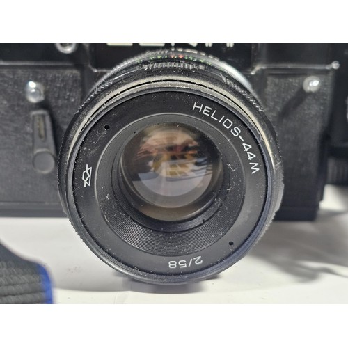 158 - Box of assorted cameras and accessories, to include a Minolta 7000 camera with a 35-70 lens, a Zenit... 