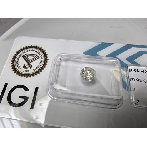 388 - A round cut brilliant clear natural diamond gemstone, has a weight of 0.95ct, accompanied by its ful... 