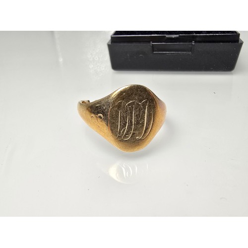 389 - A hallmarked 9ct yellow gold signet ring, it has a split to its band. It has a weight of 3.1g, compl... 