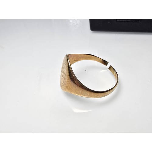 389 - A hallmarked 9ct yellow gold signet ring, it has a split to its band. It has a weight of 3.1g, compl... 