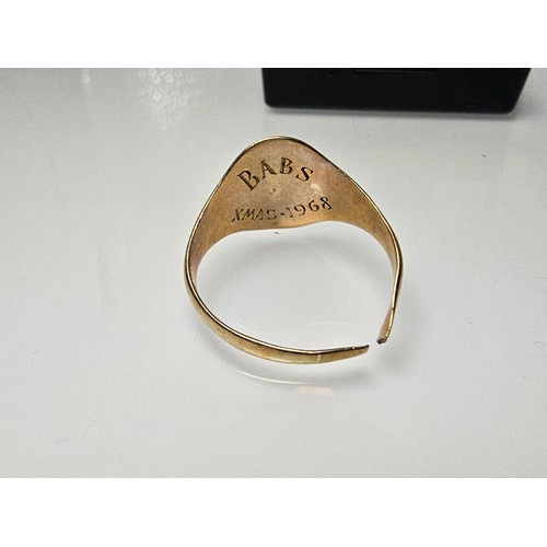389 - A hallmarked 9ct yellow gold signet ring, it has a split to its band. It has a weight of 3.1g, compl... 