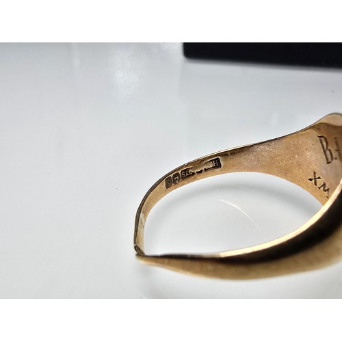 389 - A hallmarked 9ct yellow gold signet ring, it has a split to its band. It has a weight of 3.1g, compl... 