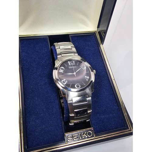 387 - 2x good quality cased gents wrist watches to include a Pulsar Solar Diver 200M wristwatch Model V145... 