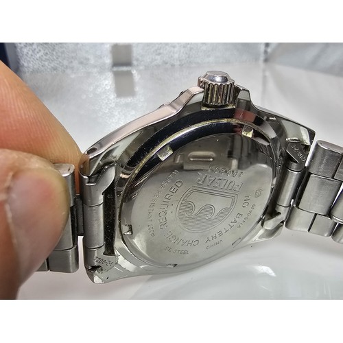 387 - 2x good quality cased gents wrist watches to include a Pulsar Solar Diver 200M wristwatch Model V145... 