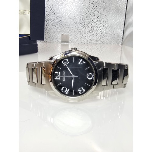 387 - 2x good quality cased gents wrist watches to include a Pulsar Solar Diver 200M wristwatch Model V145... 