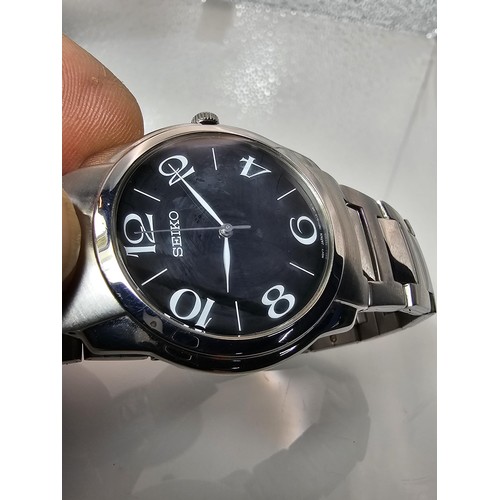 387 - 2x good quality cased gents wrist watches to include a Pulsar Solar Diver 200M wristwatch Model V145... 