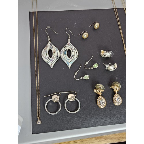 288 - A quantity of costume jewellery to include a pretty pair of Alpaca Mexico Large drop Earrings with e... 