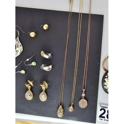 288 - A quantity of costume jewellery to include a pretty pair of Alpaca Mexico Large drop Earrings with e... 