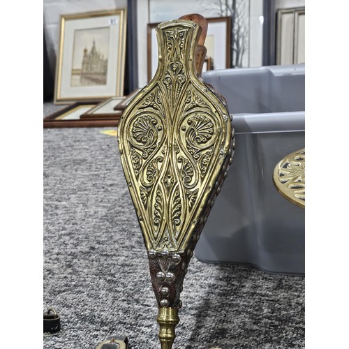 221 - A small crate containing a quantity of assorted brassware to include horse brasses, owl formed trive... 