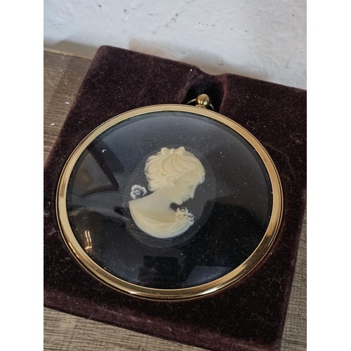 231 - A small quantity of collectables to include 2x lidded trinket boxes both in metal one with a ceramic... 