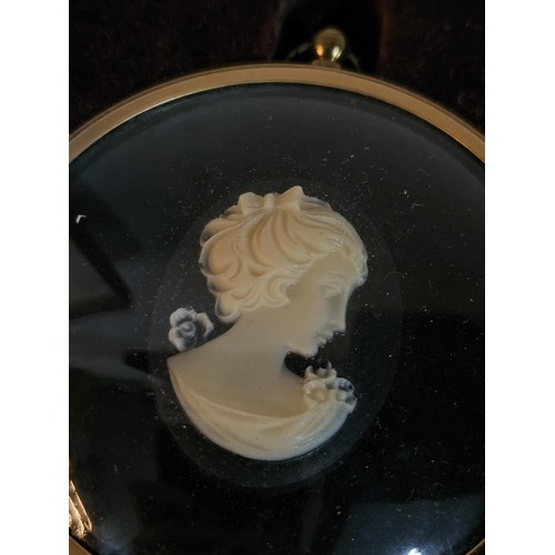 231 - A small quantity of collectables to include 2x lidded trinket boxes both in metal one with a ceramic... 