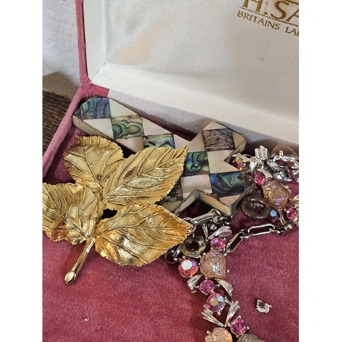 231 - A small quantity of collectables to include 2x lidded trinket boxes both in metal one with a ceramic... 