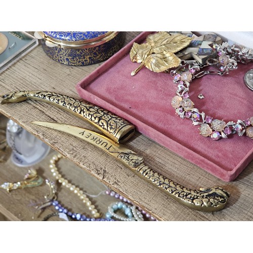 231 - A small quantity of collectables to include 2x lidded trinket boxes both in metal one with a ceramic... 