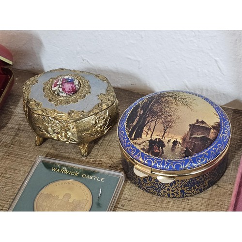 231 - A small quantity of collectables to include 2x lidded trinket boxes both in metal one with a ceramic... 