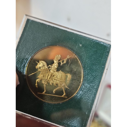 231 - A small quantity of collectables to include 2x lidded trinket boxes both in metal one with a ceramic... 