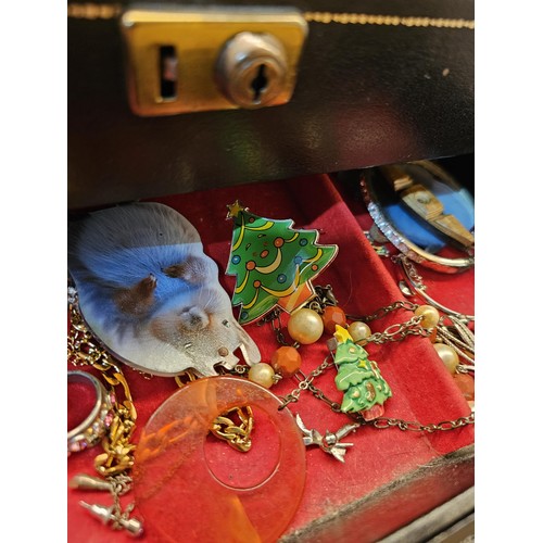 247 - Collection of 3x jewellery boxes to include a cantilever jewellery box with three layers of assorted... 