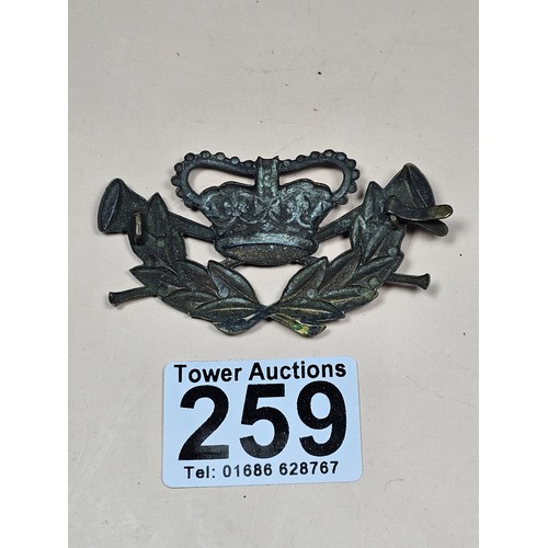259 - A good quality collectable general post office postman's cap badge, commonly worn on the shoulder, h... 