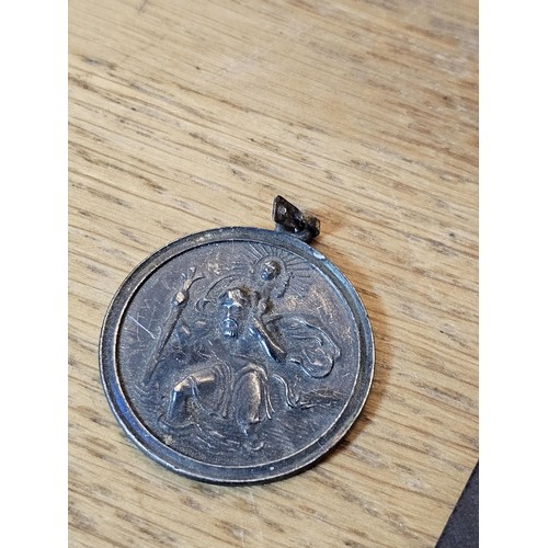 256 - A quantity of collectable badges to include 2x brass Institute Staff War Department identity tags da... 