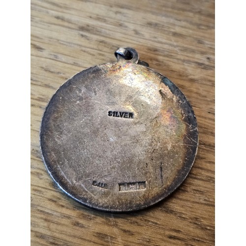 256 - A quantity of collectable badges to include 2x brass Institute Staff War Department identity tags da... 