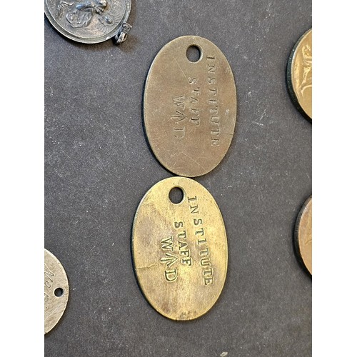 256 - A quantity of collectable badges to include 2x brass Institute Staff War Department identity tags da... 