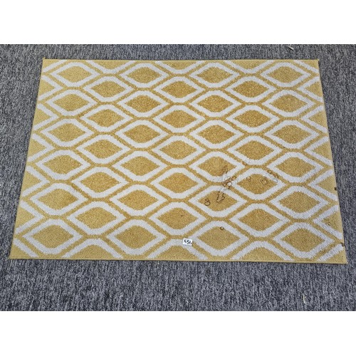 556 - A good quality The Saxon Collection Friese rug in yell with a geometric design in good order with no... 