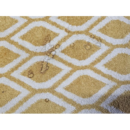 556 - A good quality The Saxon Collection Friese rug in yell with a geometric design in good order with no... 