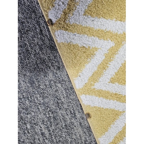 556 - A good quality The Saxon Collection Friese rug in yell with a geometric design in good order with no... 