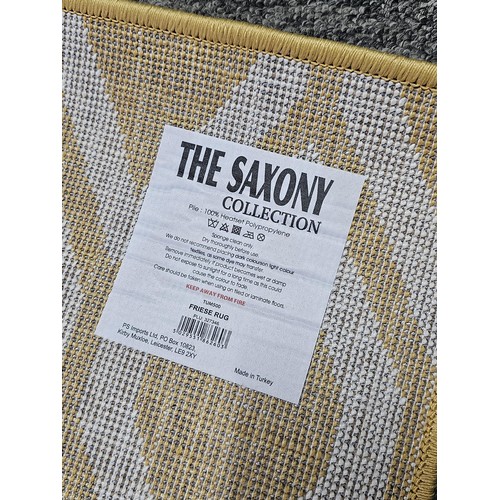 556 - A good quality The Saxon Collection Friese rug in yell with a geometric design in good order with no... 