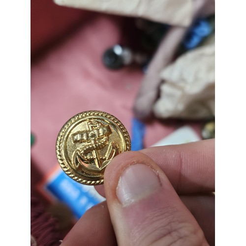 554 - A good quality vintage scalloped wooden sewing table with lift up lid in oak, the lid lifts to a fit... 