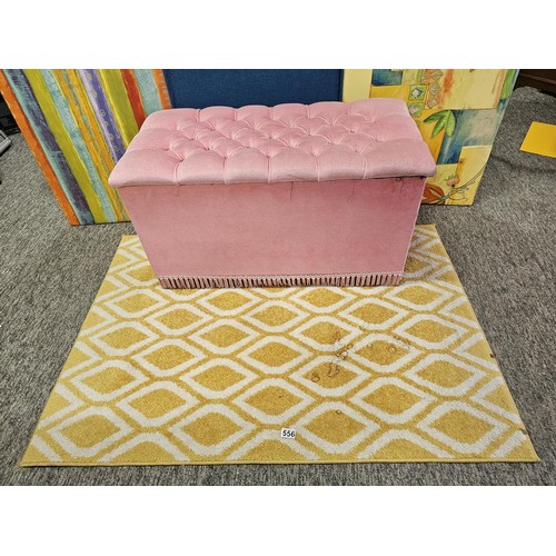 556 - A good quality The Saxon Collection Friese rug in yell with a geometric design in good order with no... 