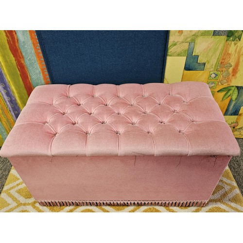 556 - A good quality The Saxon Collection Friese rug in yell with a geometric design in good order with no... 