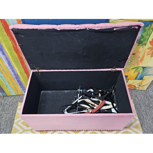 556 - A good quality The Saxon Collection Friese rug in yell with a geometric design in good order with no... 