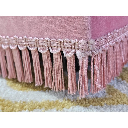 556 - A good quality The Saxon Collection Friese rug in yell with a geometric design in good order with no... 