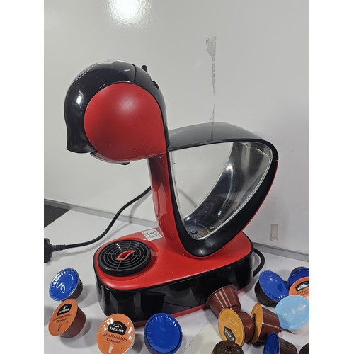 33 - A good quality DeLonghi Dolce Gusto coffee machine with a quantity of coffee pods