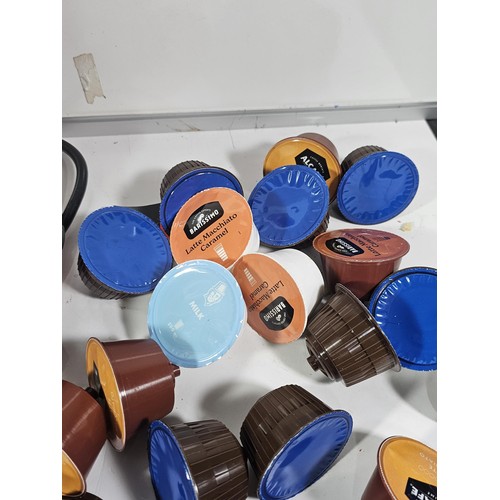 33 - A good quality DeLonghi Dolce Gusto coffee machine with a quantity of coffee pods