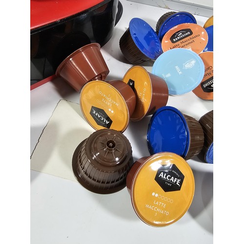 33 - A good quality DeLonghi Dolce Gusto coffee machine with a quantity of coffee pods