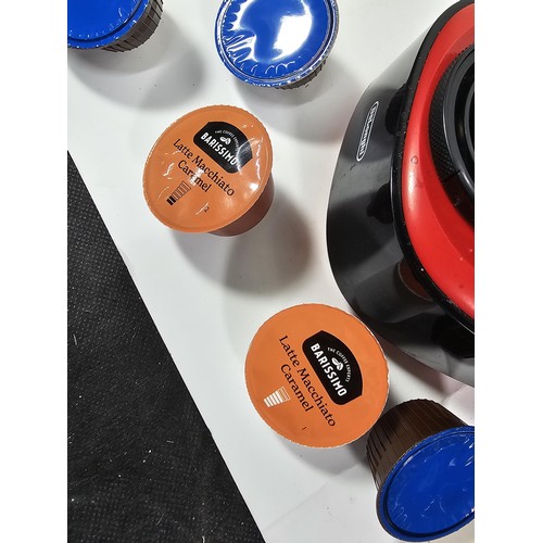 33 - A good quality DeLonghi Dolce Gusto coffee machine with a quantity of coffee pods