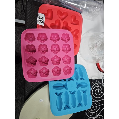 38 - Box containing a boxed Tea Bloom teapot along with a crock pot with glass lid, jelly moulds plastic ... 