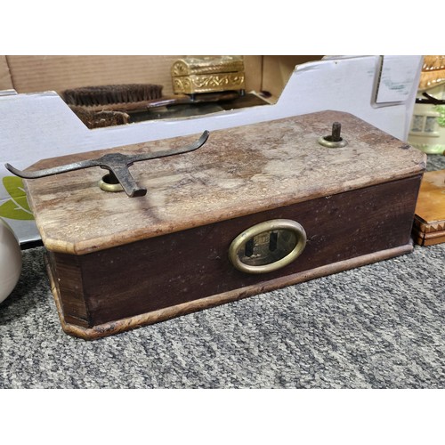 41 - A collection of collectables to include a small quantity of novelty teapots, a set of vintage scales... 