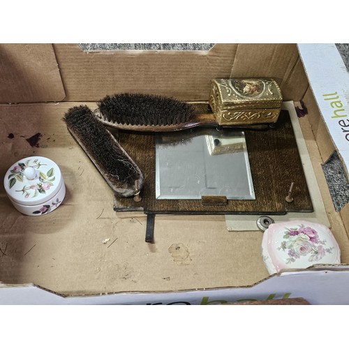41 - A collection of collectables to include a small quantity of novelty teapots, a set of vintage scales... 